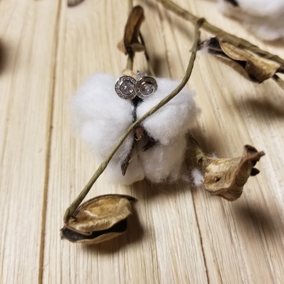 Gorgeous Dainty SILVER CZ stud earrings - Picture 3 of 7